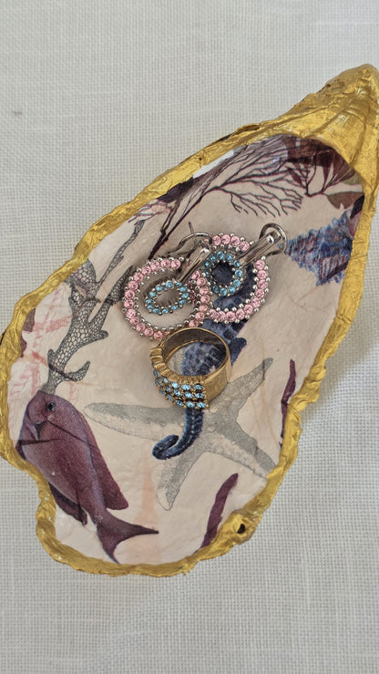 Vaciabolsillos artesanal hecho con concha de ostión decorada con 
decoupage. Ideal para decorar sobre mueble y dejar llaves, monedas, joyas...