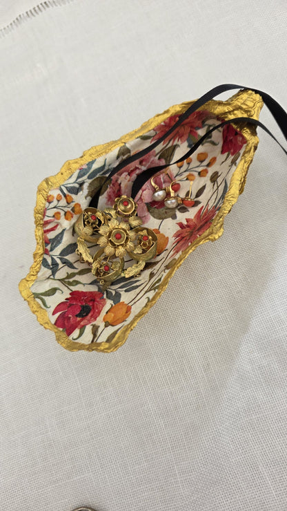 Vaciabolsillos artesanal hecho con concha de ostión decorada con 
decoupage. Ideal para decorar sobre mueble y dejar llaves, monedas, joyas...
