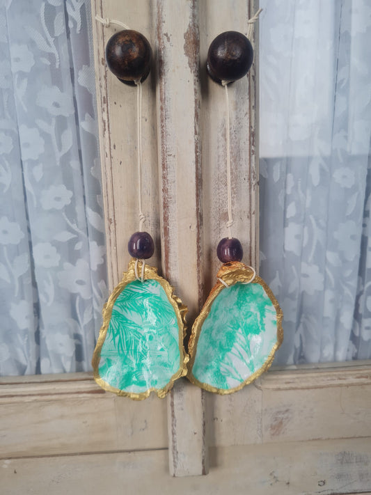 Cuelgapomos de conchas de ostiones